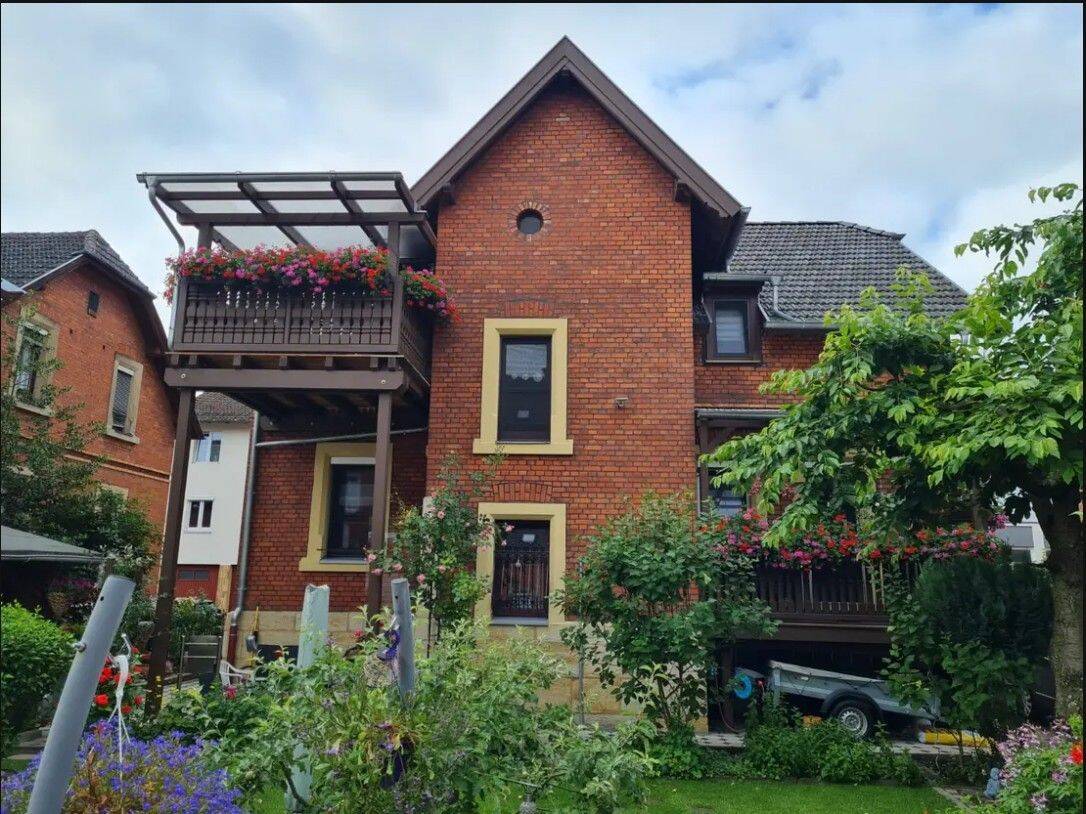 Gemütliches Zweifamilienhaus mit großem Garten, Einbauküchen und Stellplätzen in Coburg-Zentrum, 96450 Coburg