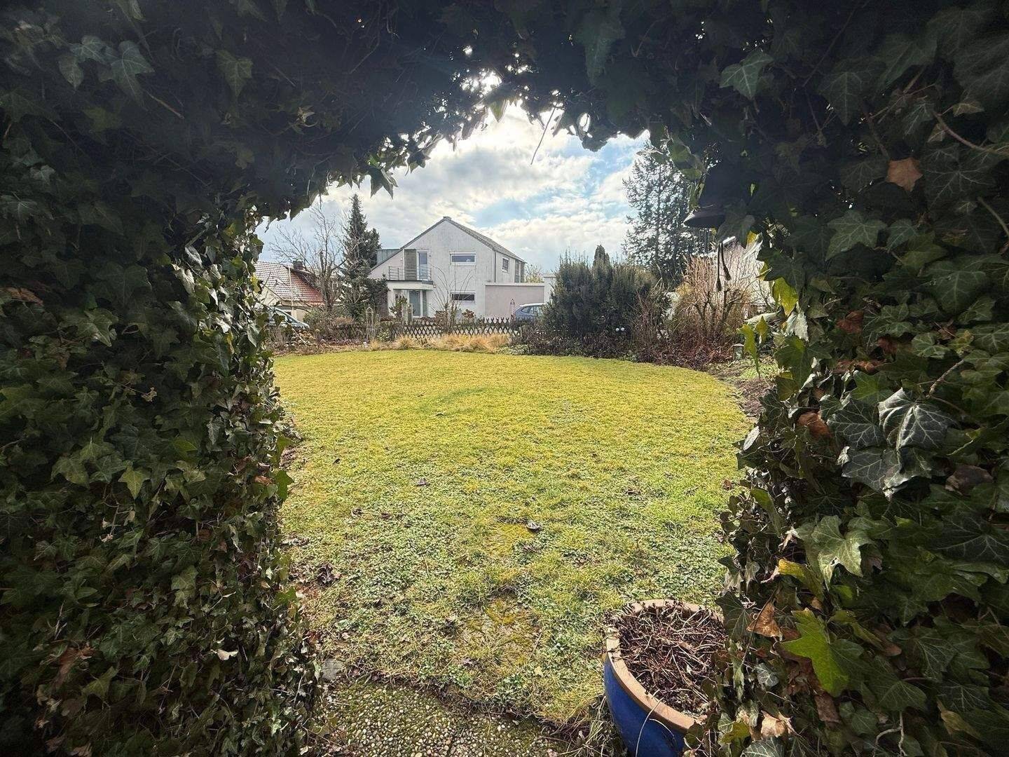 Winkelbungalow mit Wohlfühlcharakter | Ruhige Lage, schöner Garten, viel Platz, 97080 Würzburg (Altstadt Dürrbachau Grombühl Oberdürrbach Unterdürrbach)