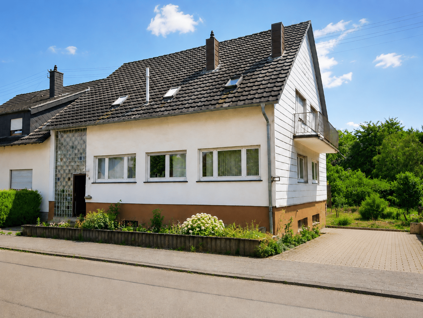 Großzügiges Zweifamilienhaus mit großem Grundstück, Balkon und viel Potenzial in Großrosseln-Emmersweiler, 66352 Großrosseln