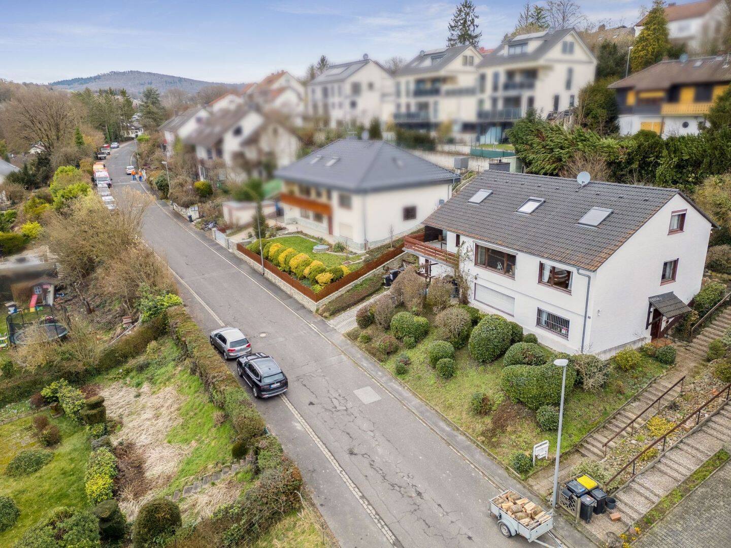 Wiesbaden-OT: Großzügiges Einfamilienhaus mit Einliegerwohnung in herrlicher Blicklage, 65207 Wiesbaden