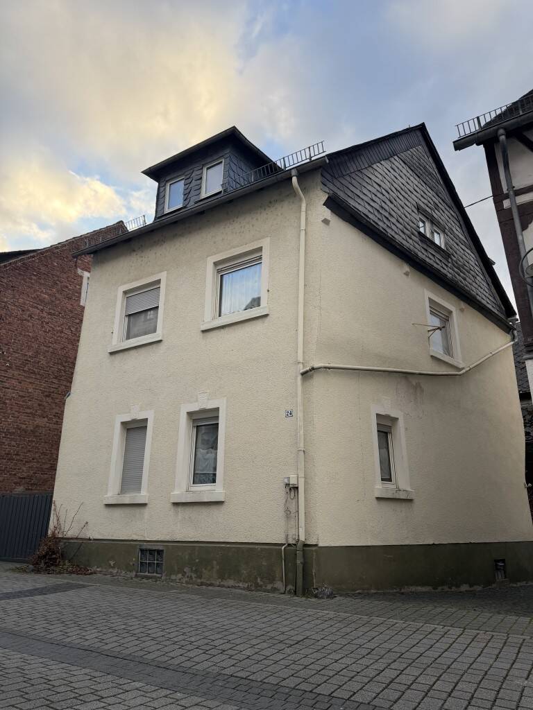Vollunterkellertes Einfamilienhaus mit Scheune in Villmar, 65606 Villmar