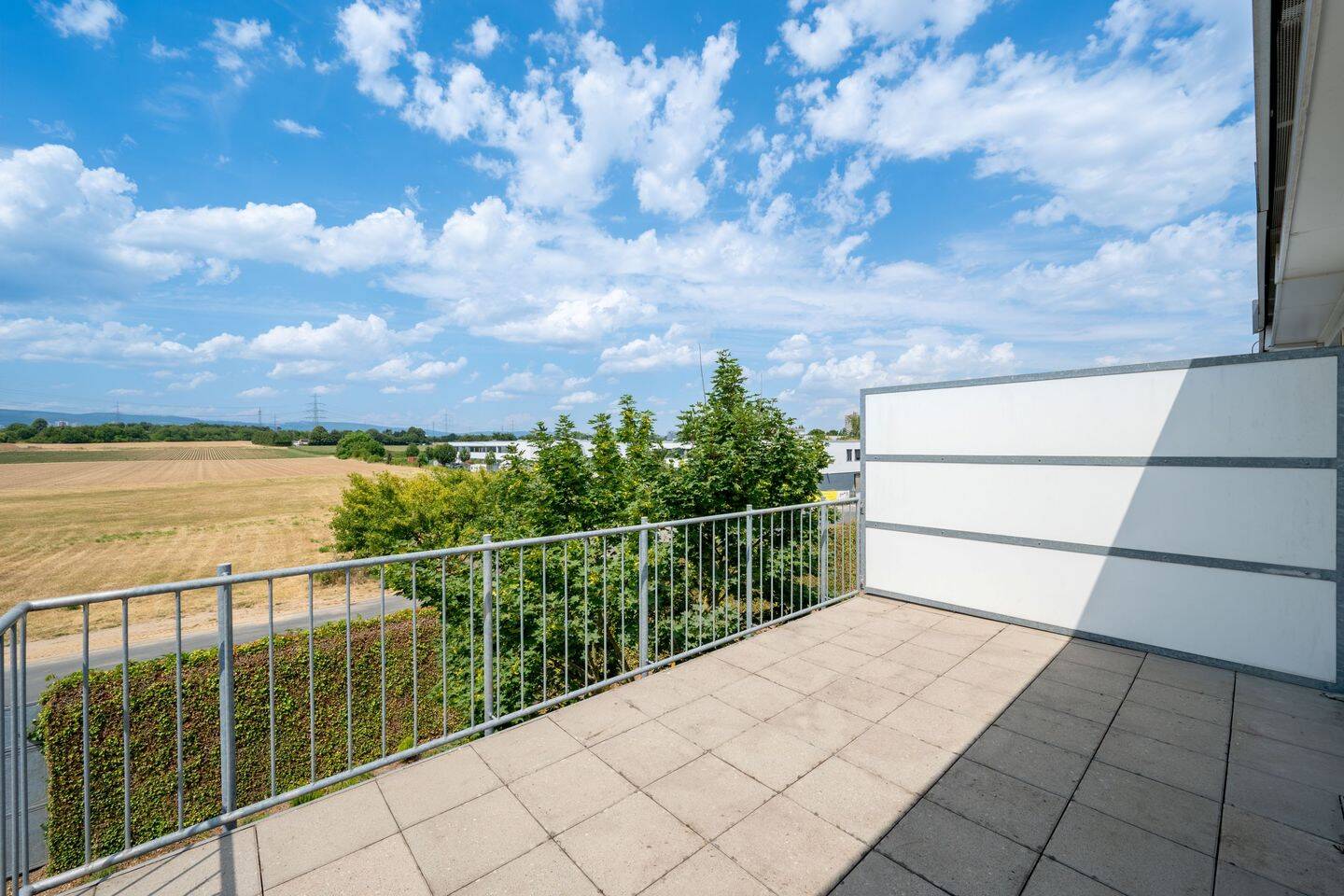 Familienidyll am Feldrand – Charmantes Reihenendhaus in Frankfurt-Praunheim, 60488 Frankfurt am Main (Hausen Praunheim Rödelheim)
