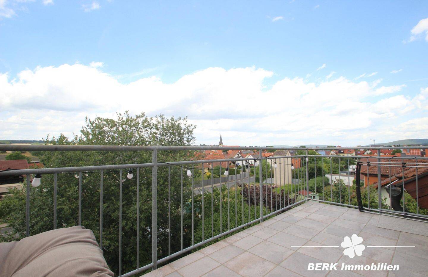 BERK Immobilien – Stilvolle DG-Wohnung für Singles & Paare im Erstbezug am Ortsrand, 63934 Röllbach