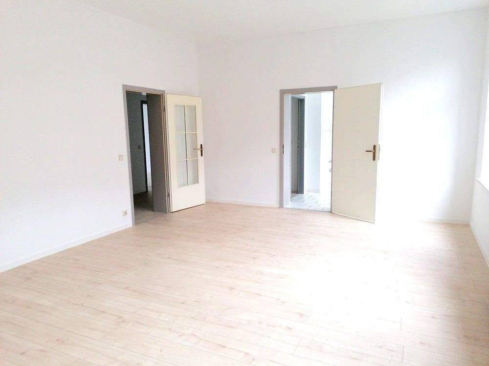 !! Neu renovierte 3-Zimmer-Wohnung mit Balkon und PKW-Stellplätzen !! – Chemnitz – Bild 1 von 1
