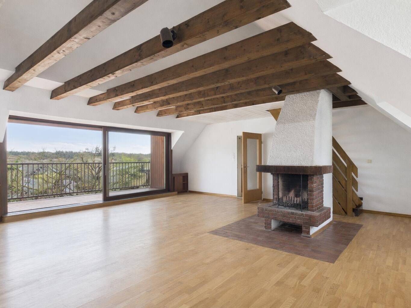 Dachgeschosswohnung mit Kamin und außergewöhnlichem Gestaltungspotenzial, 81547 München (Obergiesing Untergiesing-Harlaching)