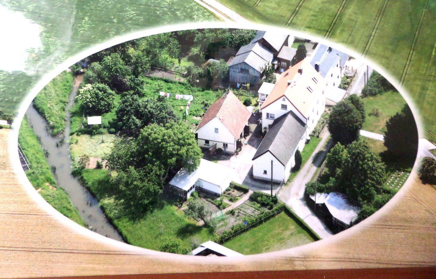 PREISREDUZIERT! Familienanwesen am Ortsrand mit Hof, Werkstatt, 2 Garagen und 1.780 m² Grundstück, 2994 Bernsdorf