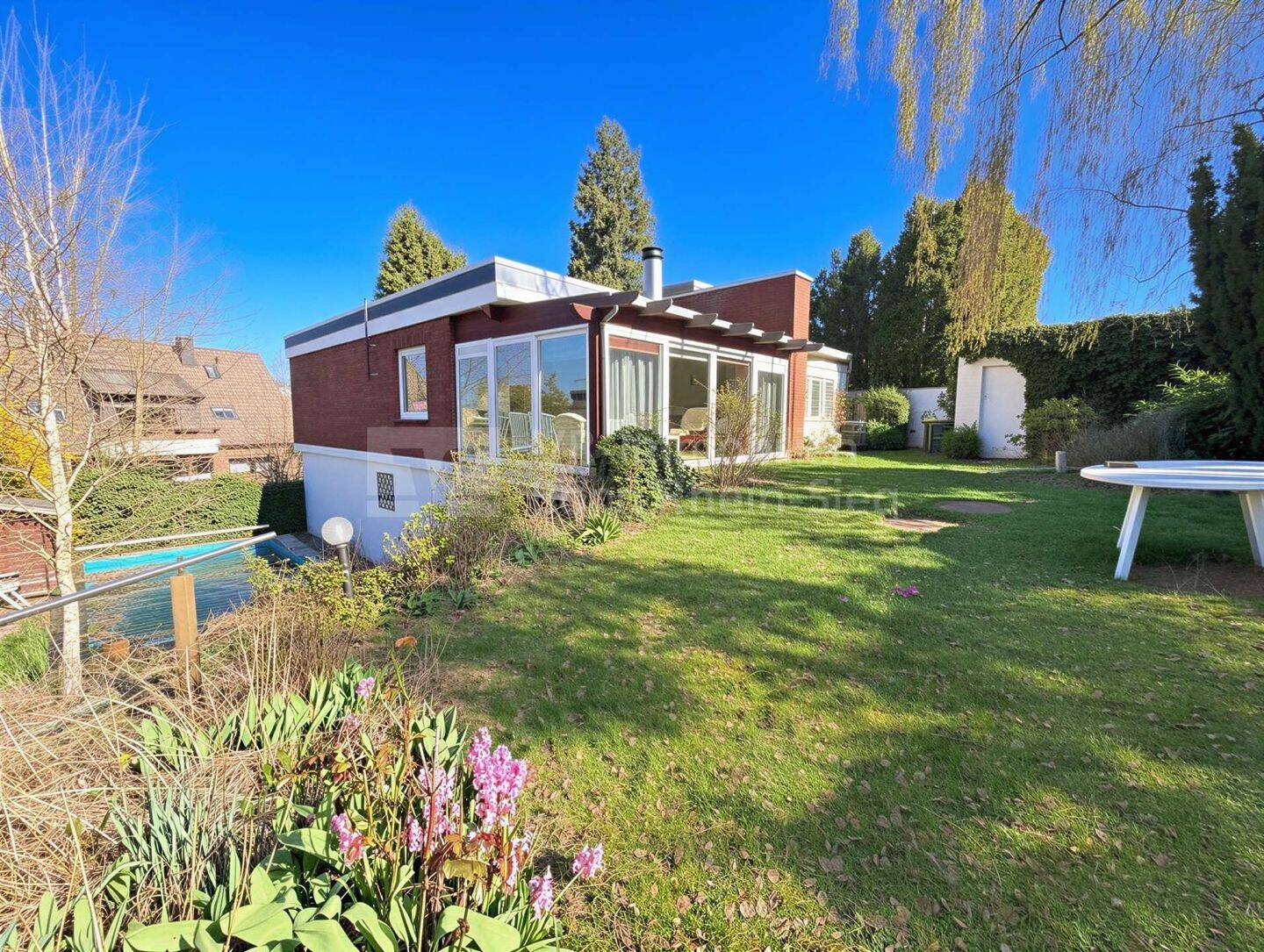 Freistehendes Wohnhaus mit Einliegerwohnung und besonderer Grundstücksqualität!, 53343 Wachtberg