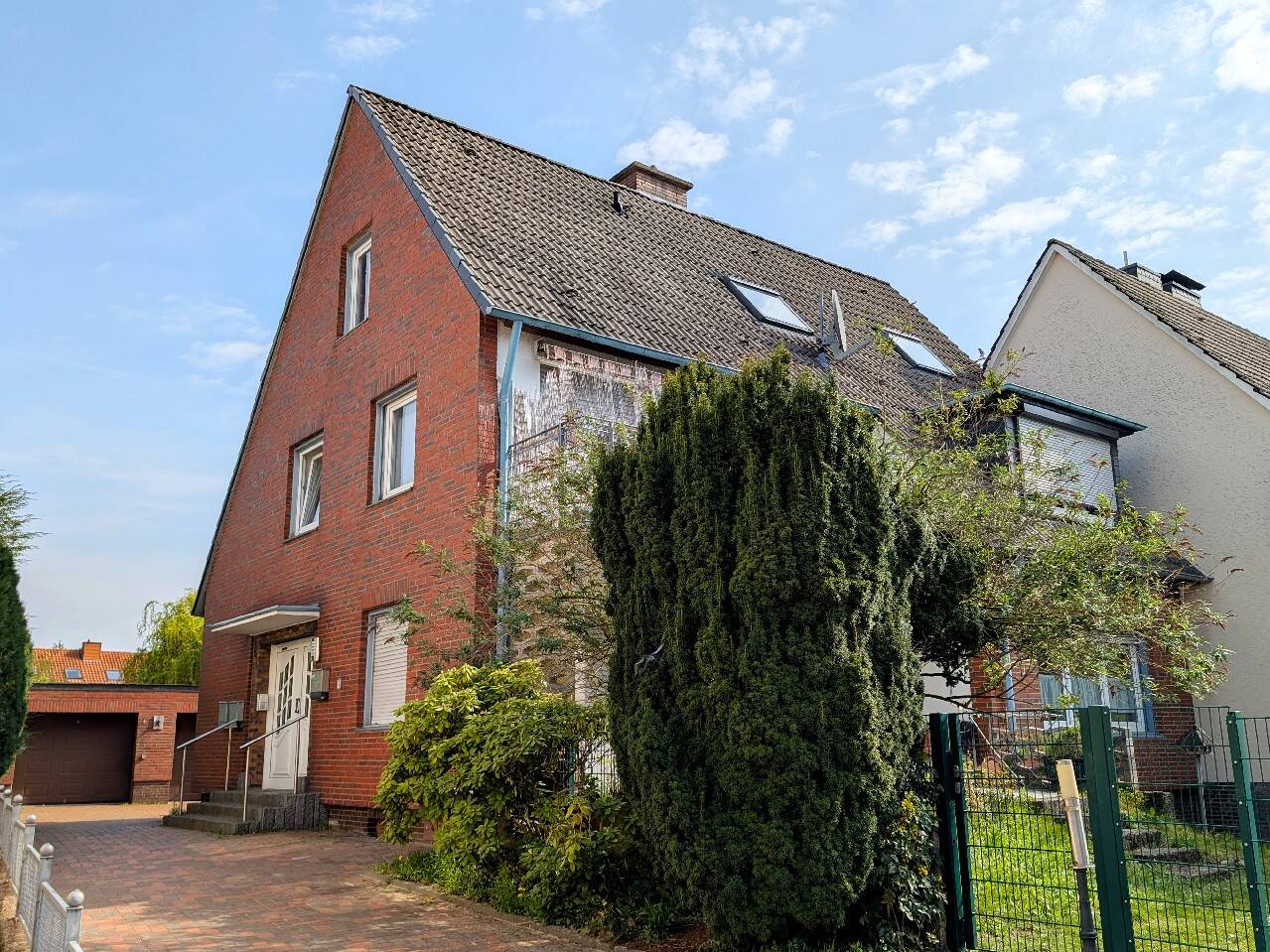 Solides und gepflegtes Zweifamilienhaus mit ausgebautem Dachgeschoss in Hasbergen, 49205 Hasbergen