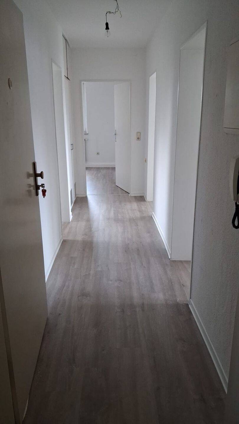 Frisch renovierte 3-Zimmer-Wohnung in toller Lage mit Balkon!, 95030 Hof (Epplas Innenstadt Osseck Unterkotzau Wölbattendorf)