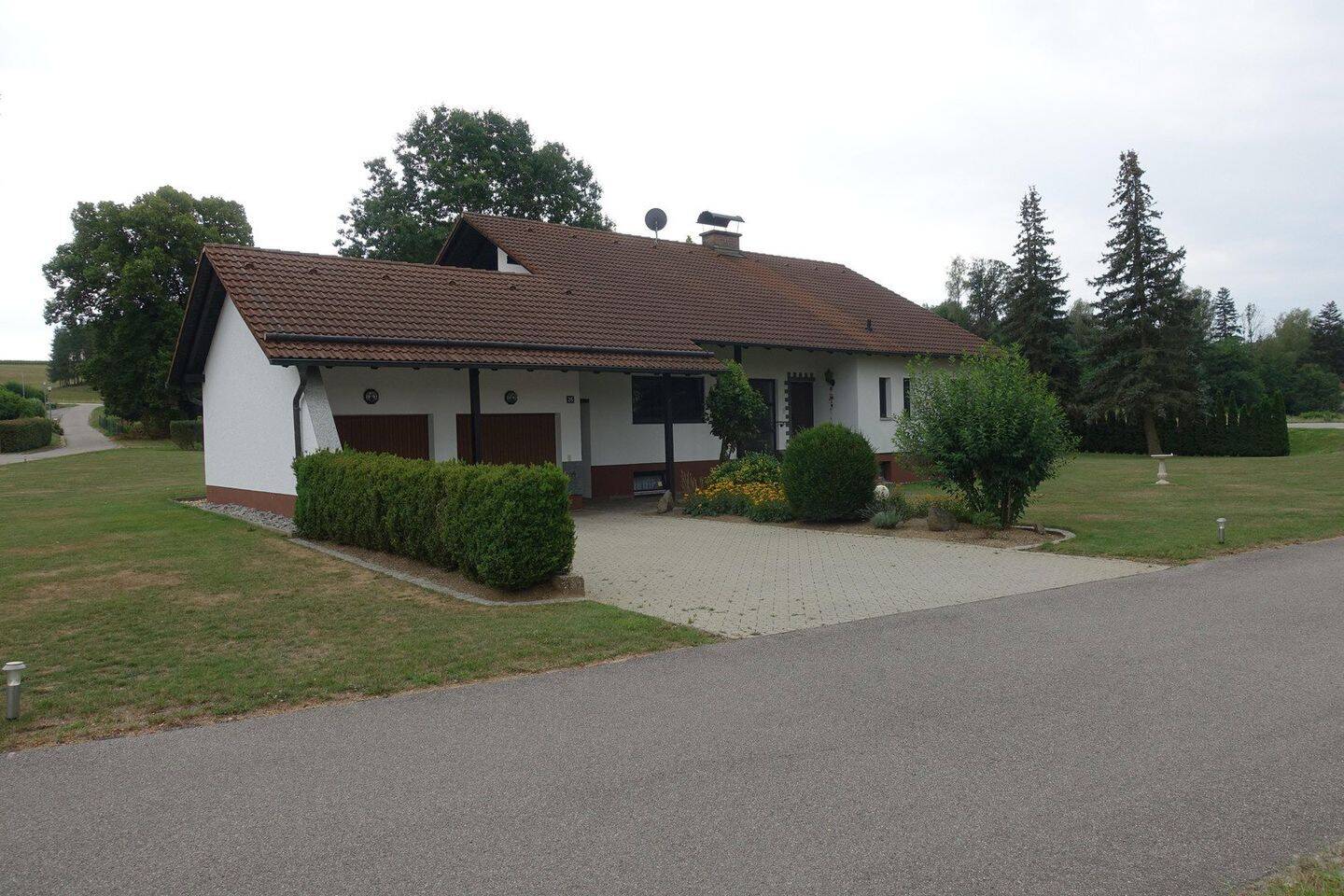 Großzügiger Bungalow auf weitläufigem Grundstück – und optionaler Pferdehaltung, 84082 Laberweinting