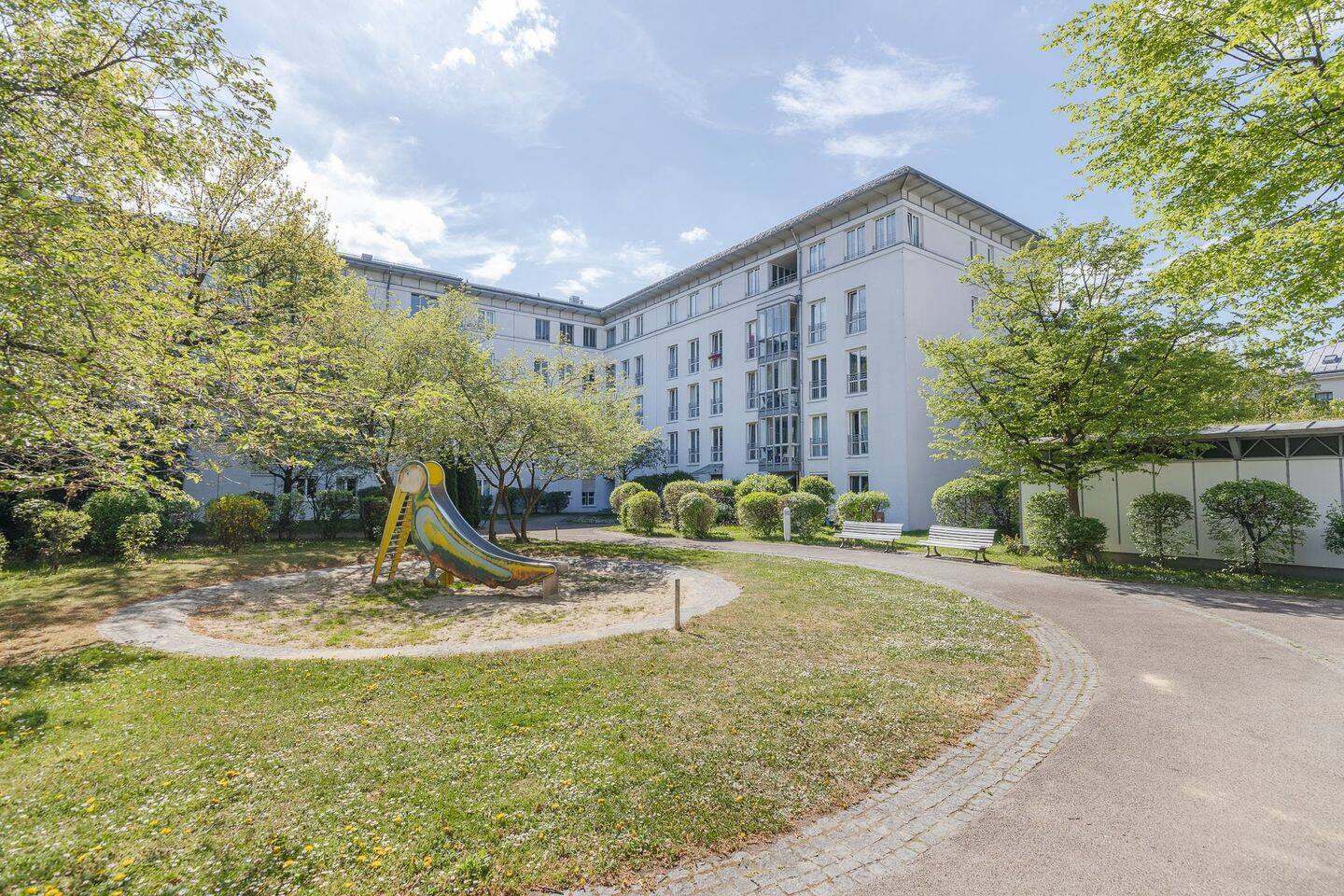HEGERICH: Vermietete 2-Zimmer-Wohnung mit Blick ins Grüne in gefragter Lage am Olympiapark
