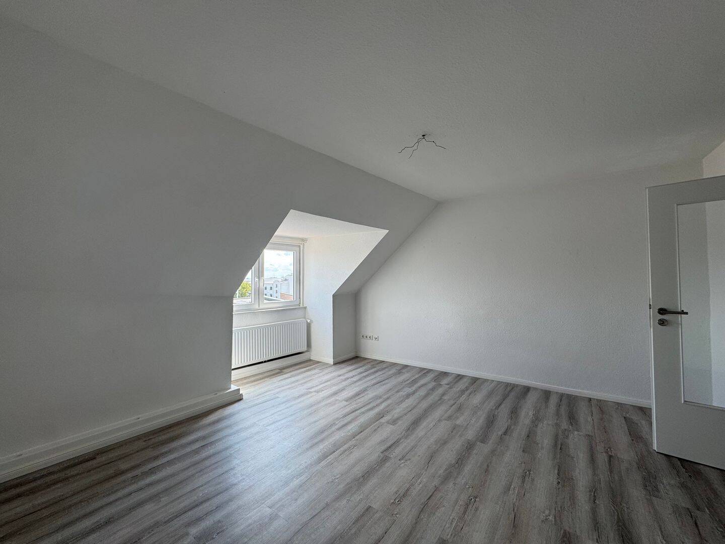 Helle 2-Zimmer-Wohnung mit Balkon und Einbauküche, 27570 Bremerhaven (Geestemünde)