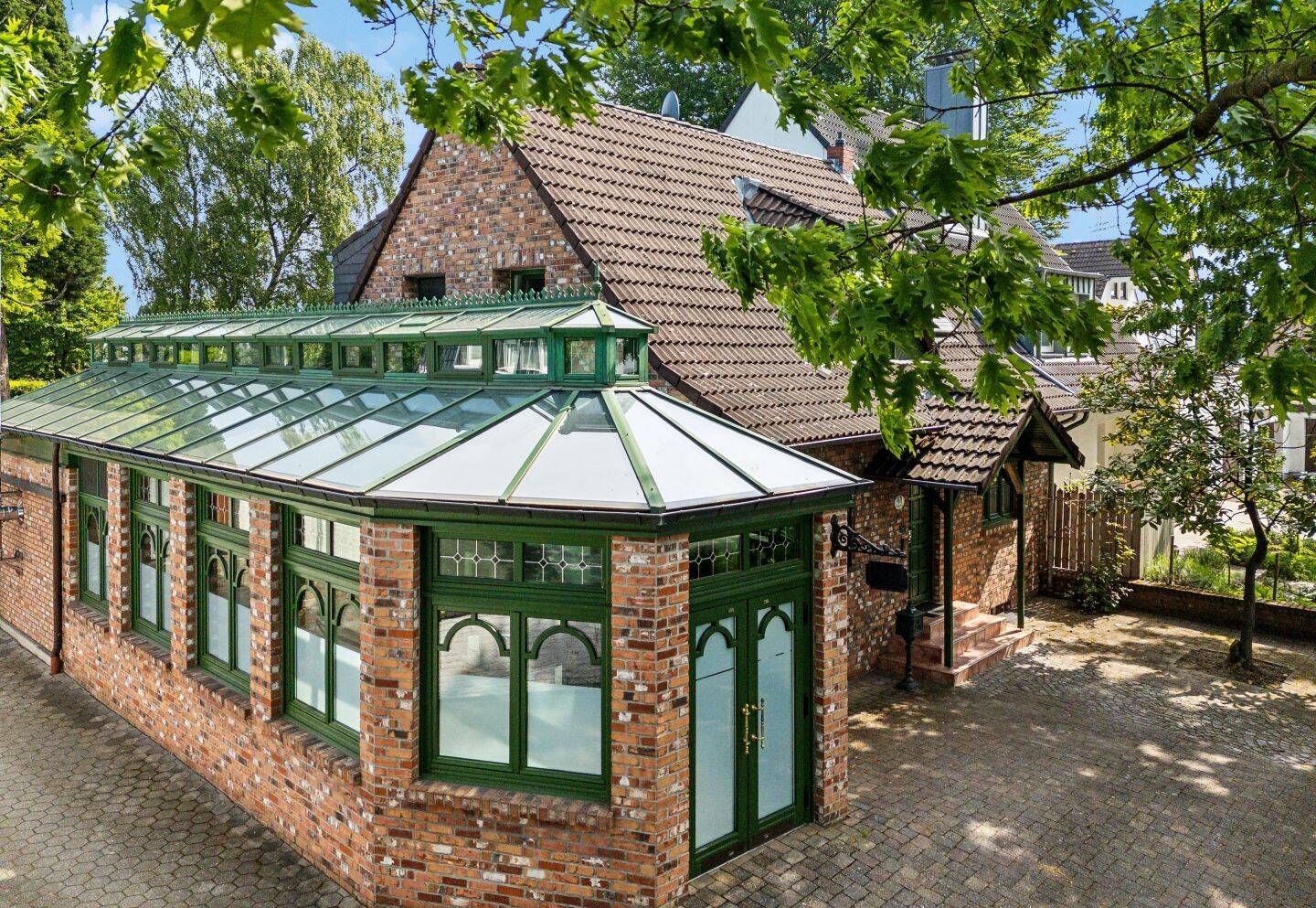 Exklusives Wohnhaus mit hellem Wintergarten und weitläufigem Grundstück in Kaarst, 41564 Kaarst