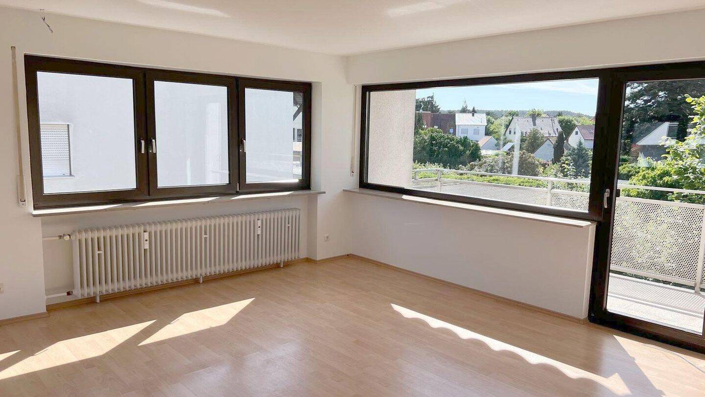 Frisch getüncht! – Helle, großzügige 4 Zi-Whg Wohnung mit Garage und großem Balkon in Fürth, 90768 Fürth