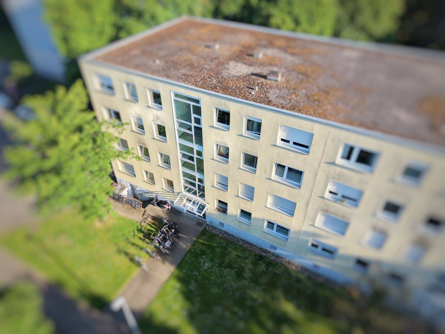 Gut geschnittene 4-Zimmer-Wohnung mit zwei Süd-Loggien und großem Keller in Freiburg, 79114 Freiburg im Breisgau (Betzenhausen Haslach Sankt Georgen Stühlinger Weingarten)