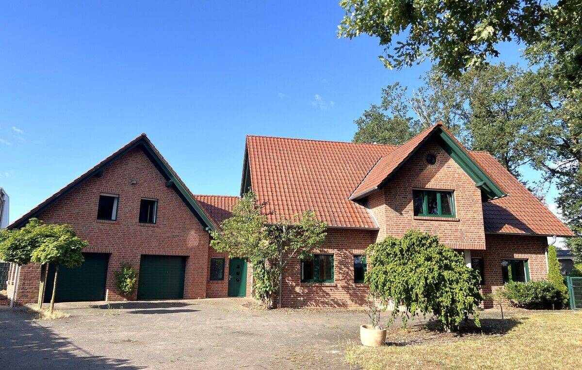 Einfamilienhaus mit  Garten und Doppelgarage – für alle, die eine verkehrsgünstige Lage im Industriegebiet schätzen!, 49413 Dinklage