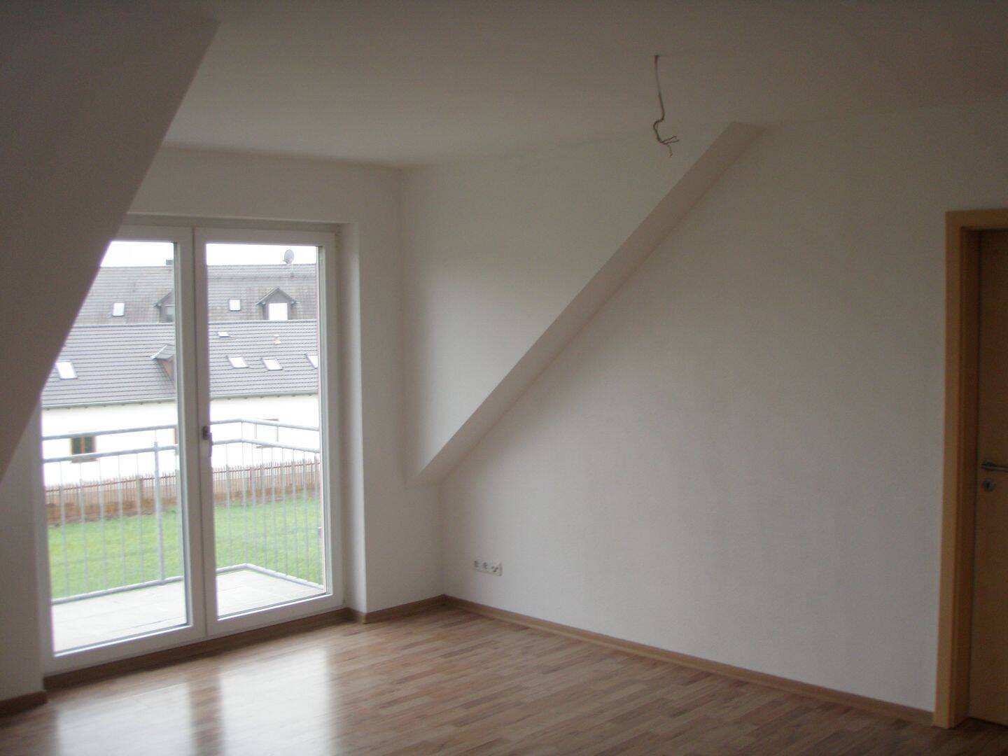 Helle und gepflegte Dachgeschosswohnung mit 2 Zimmer und Balkon, 85456 Wartenberg