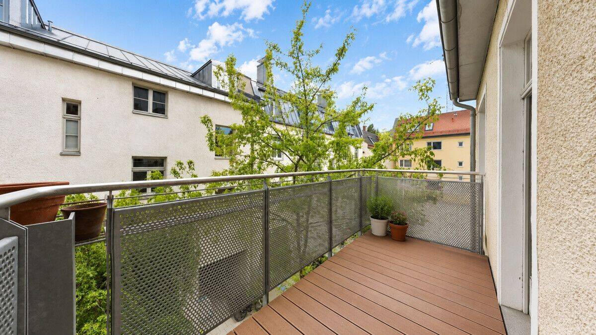 Charmante Denkmal-Altbauwohnung mit ruhigem Balkon im Herzen der Maxvorstadt, 80797 München (Maxvorstadt Milbertshofen-Am Hart Neuhausen-Nymphenburg Schwabing-West)