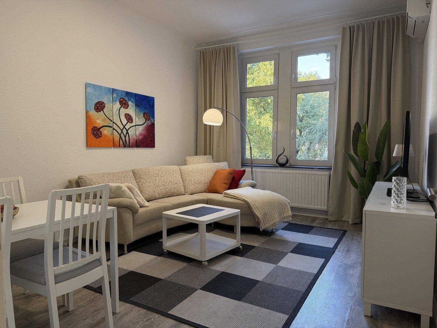 klimatisiert, vollständig möbliert, frisch renoviert, löffelfertig, 2 Zi, KDB und Balkon, 40472 Düsseldorf (Hubbelrath Lichtenbroich Rath Unterrath)