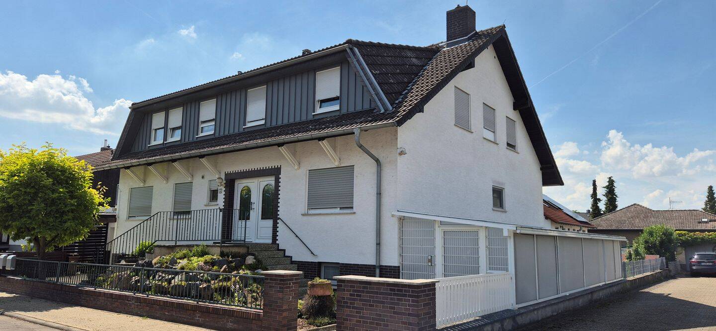 Wohnhaus mit 3 geräumigen Wohnungen, großem Garten und Garagen, 64589 Stockstadt am Rhein