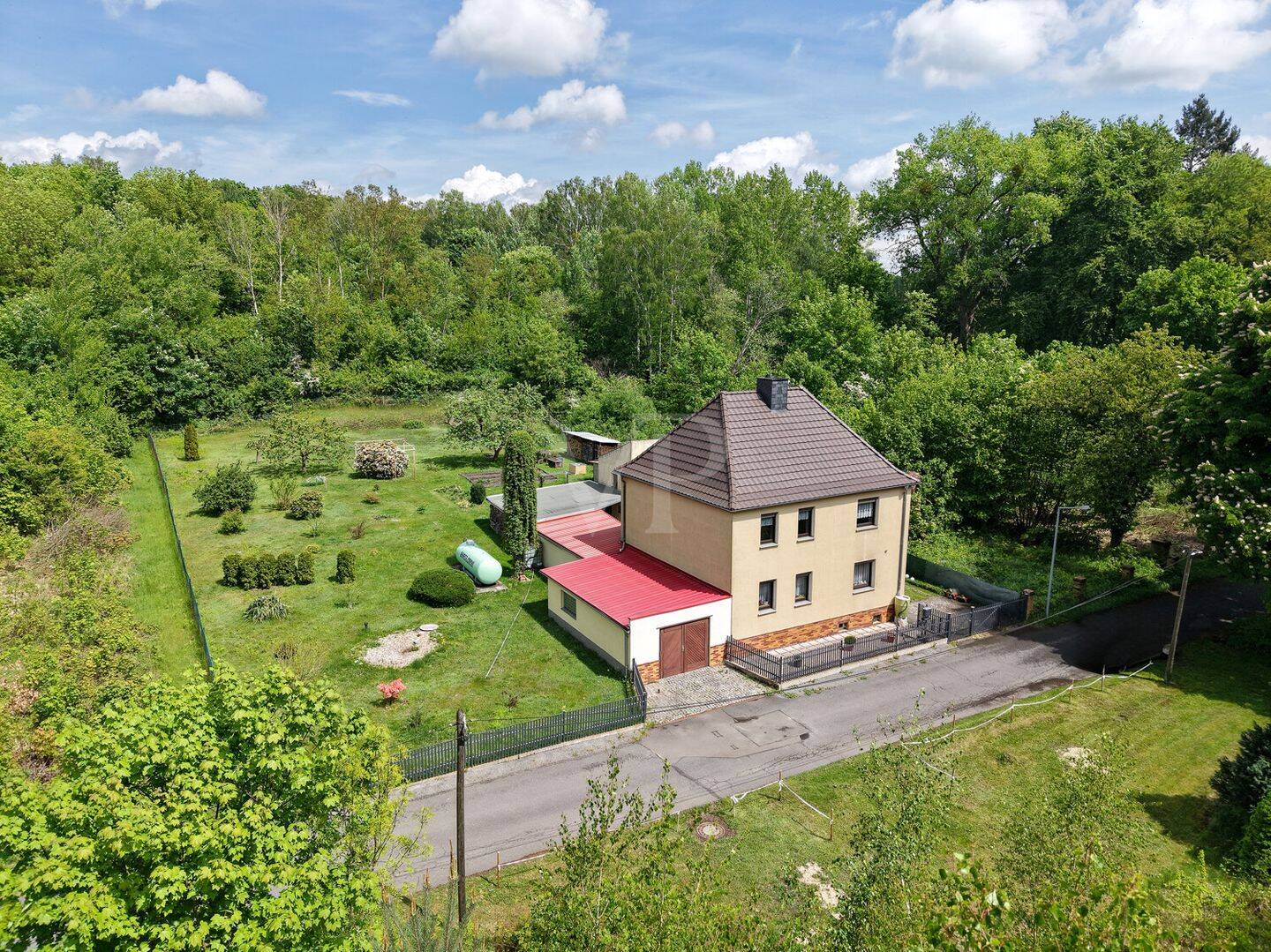 Idyllisches Familienparadies in ruhiger Waldrandlage mit großem Grundstück, 1979 Lauchhammer
