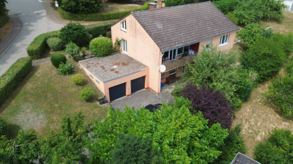 Solides Ein- bis Zweifamilienhaus mit Doppelgarage und traumhafter Fernsicht., 54636 Bettingen