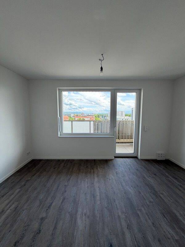 Moderne Wohnung mit Ausblick: Einbauküche und Balkon, 1069 Dresden