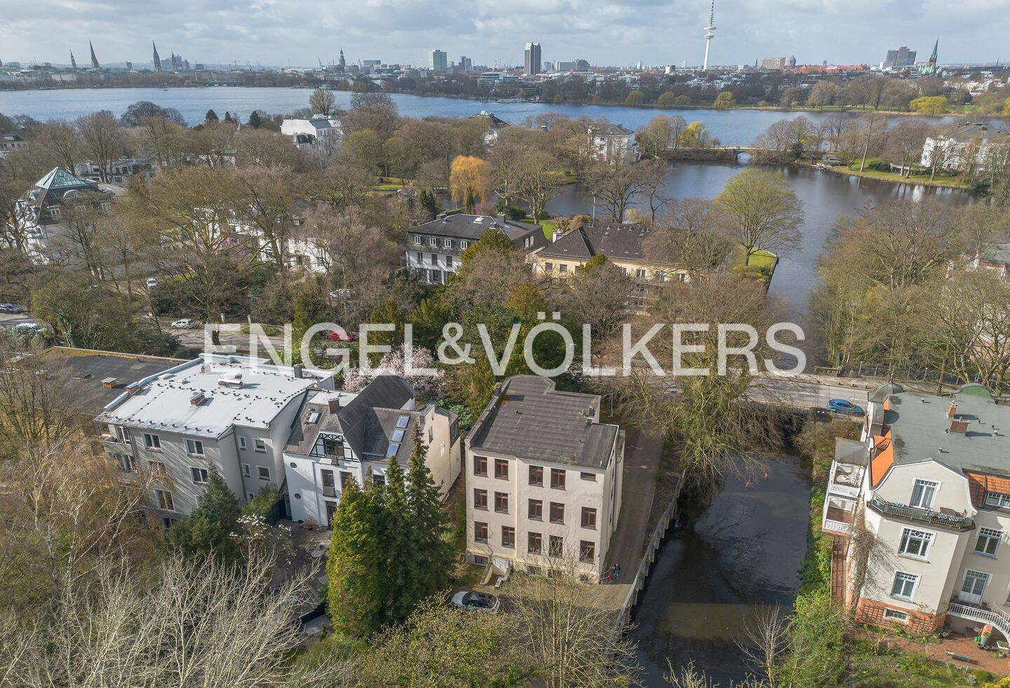 Freistehende Stadtvilla am Uhlenhorster Kanal mit Entwicklungspotenzial., 22085 Hamburg (Hamburg-Nord Barmbek-Süd Uhlenhorst)
