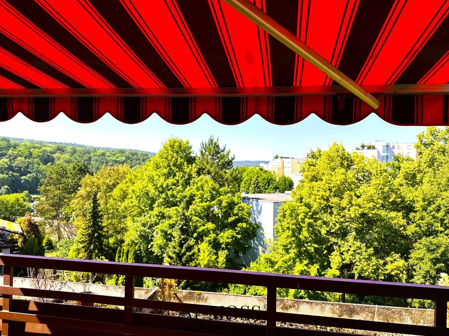 Wohnen mit Komfort: 4,5-Zimmer-Wohnung mit tollem Ausblick und TG in ruhigem Stuttgart-Weilimdorf!, 70499 Stuttgart