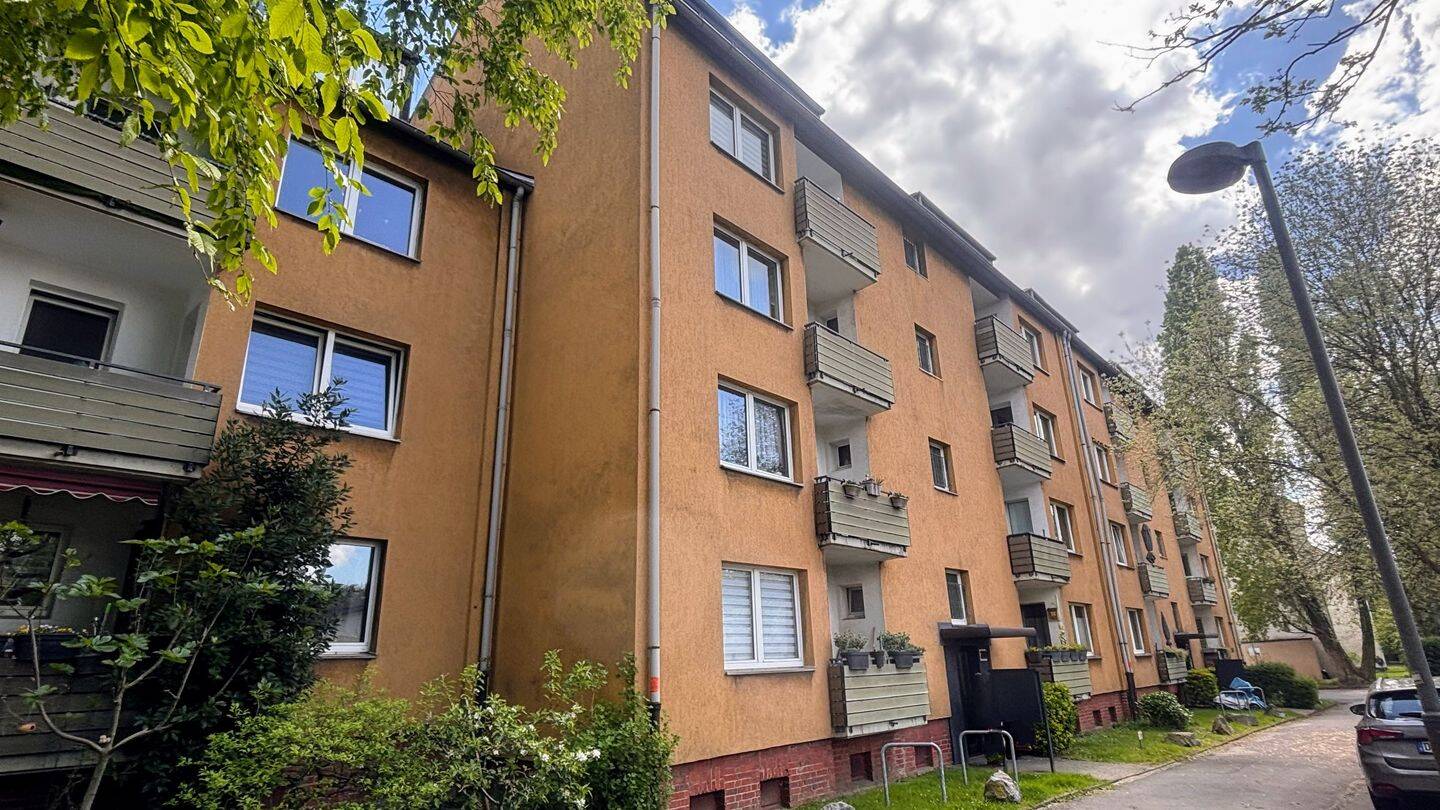 Einziehen und Ankommen: 2-Zi.-Wohnung mit Loggia und EBK – frisch modernisiert, 47167 Duisburg (Marxloh Neumühl Obermarxloh Röttgersbach)