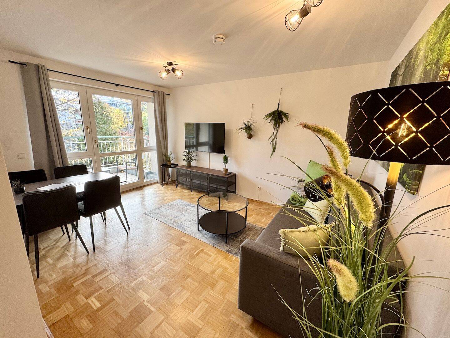 Full Service! Möblierte 2-Zimmer-Wohnung mit Balkon und Aufzug!, 1187 Dresden
