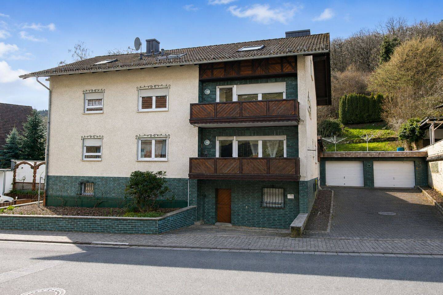 Wohnen, vermieten, arbeiten – 3-Familienhaus mit Schreinerei, Doppelgarage und Bauplatz, 63639 Flörsbachtal