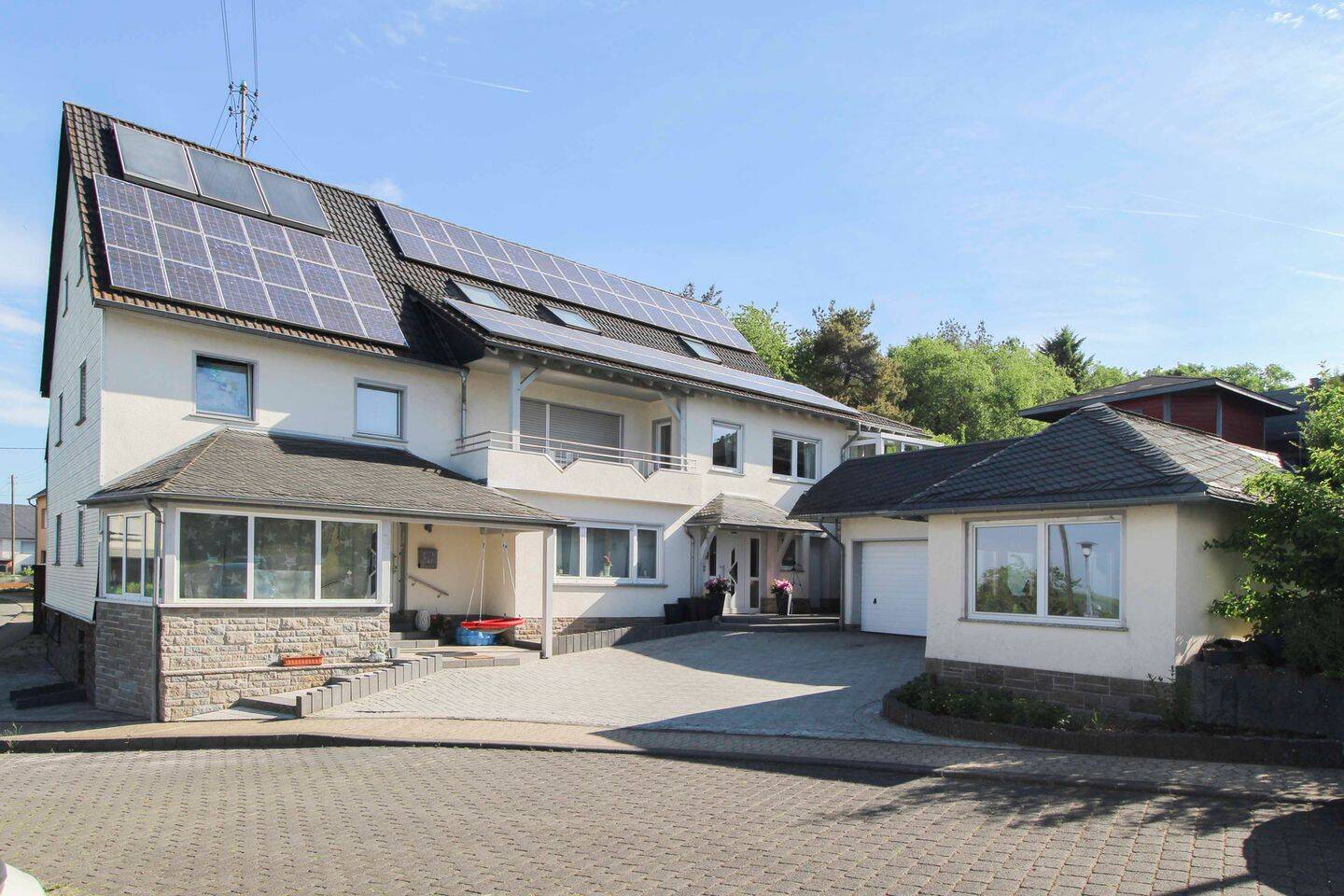 Vielseitiges Zweifamilienhaus mit großem Potenzial in Rödelhausen, 56858 Rödelhausen