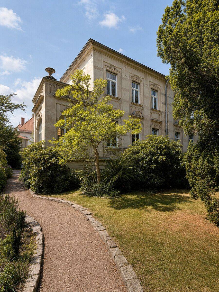 Historische Eleganz am Großen Garten! Jugendstilvilla mit liebevoll angelegtem Grundstück