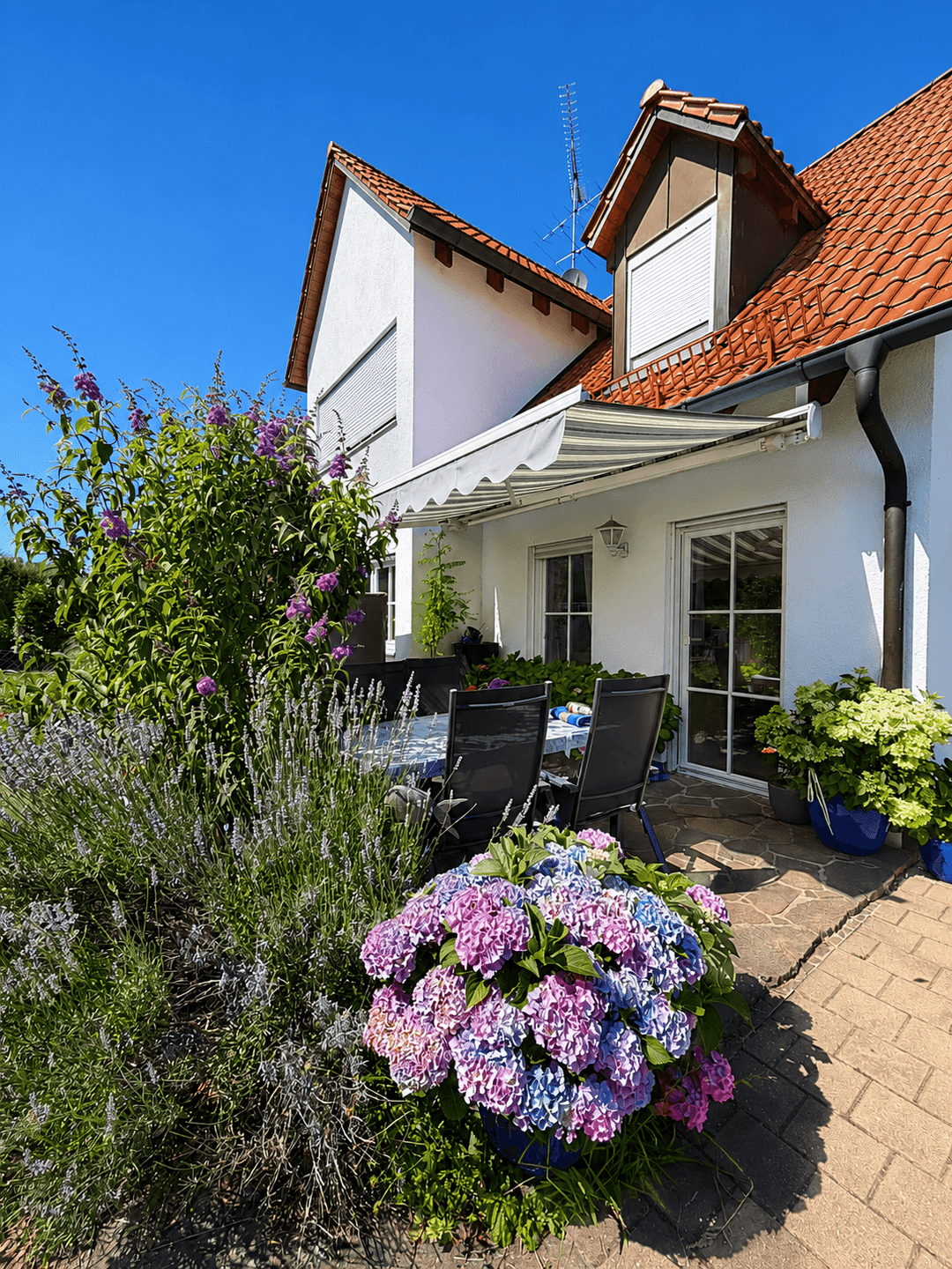 Lichtdurchflutete Doppelhaushälfte mit Sonnenterasse und Traum-Garten, 85253 Erdweg