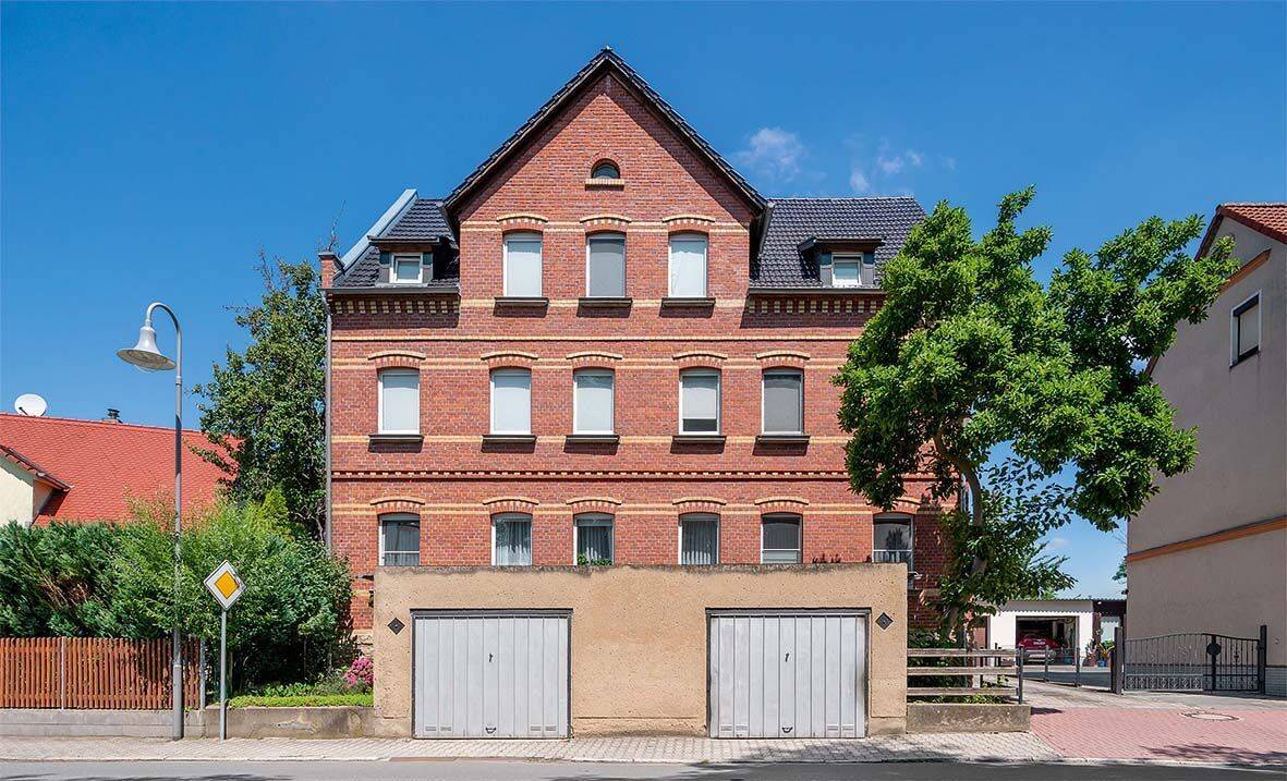 Teilweise vermietetes Mehrfamilienhaus mit Garagenkomplex und großem Garten, 6711 Zeitz