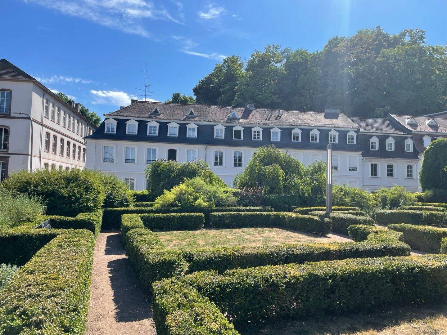 Historisches Juwel in Schlossnähe: Exklusive 4-Zimmer-Maisonette mit Einbau-Küche, Garten & Stellplatz, 66119 Saarbrücken