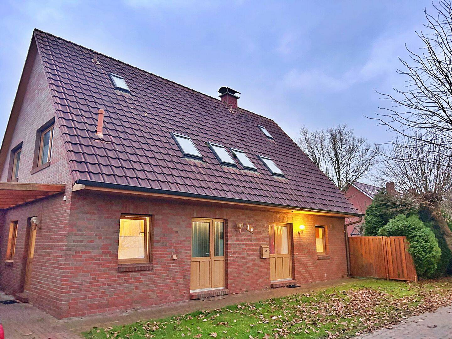 Einfamilienhaus mit Einliegerwohnung in TOP Lage von Hooksiel – Wohnen und/oder Vermieten, 26434 Wangerland