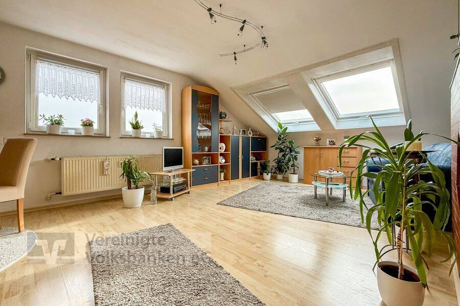 Über den Dächern von Merklingen. Gut geschnittene Dachgeschosswohnung mit großer überdachter Terrasse – 71263 Weil der Stadt – Bild 1 von 3