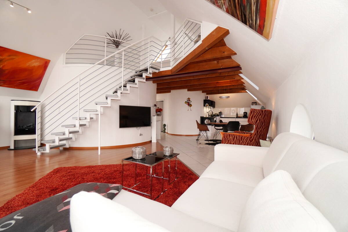 Stilvolle, moderne Dachgeschosswohnung mit sonniger Loggia und besonderem Charakter in Paderborn, 33100 Paderborn