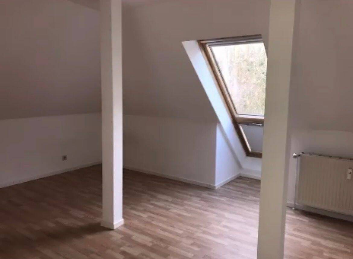 Die Dachgeschoss Wohnung liegt gut angebunden am Remberg in Hagen.
Es ist ein Aufzug bis in den 4. Stock vorhanden., 58093 Hagen