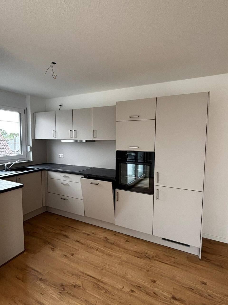 ERSTBEZUG NEUBAU – HELLE 3,5 ZIMMER WOHNUNG – EFFIZIENTES KFW 55 HAUS (KEIN FOSSILES HEIZEN), 71229 Leonberg