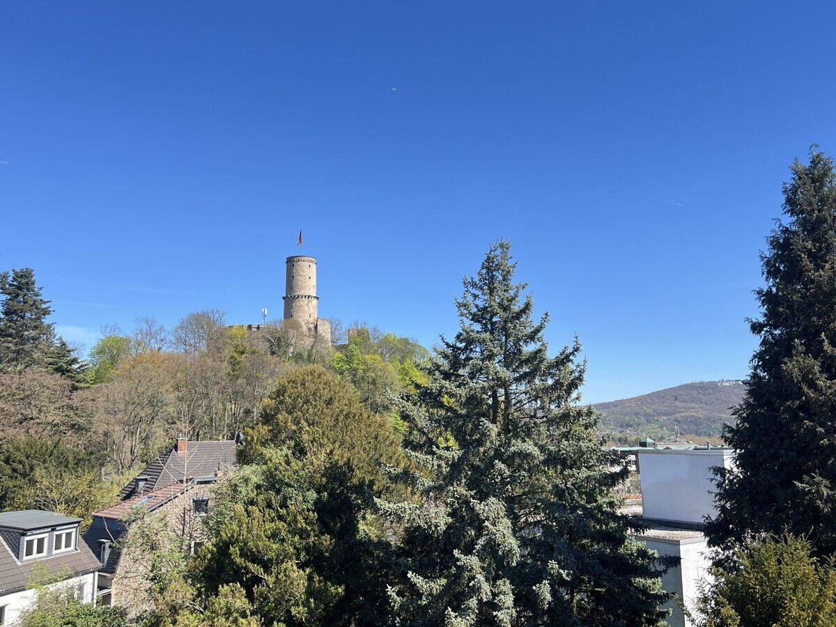 Gut geschnittene 4 – Zimmer Wohnung mit großzügigem Balkon mit Weitblick!