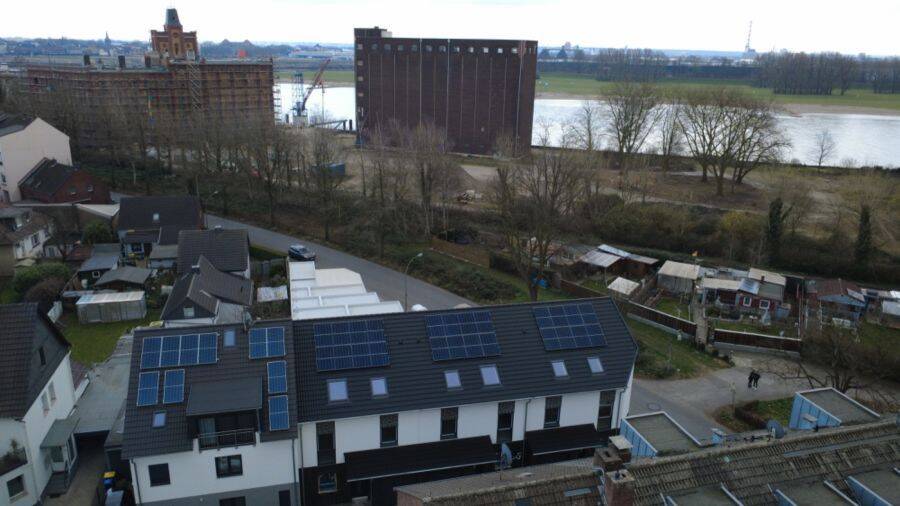 Provisionsfrei* Das letzte Einfamilienhaus/Mittelhaus mit PV+Speicher 10,4 KW+Garage 140m zum Rheinufer Energiebedarf 22,4 kWh/m2/a, 47198 Duisburg (Alt-Homberg Hochheide)