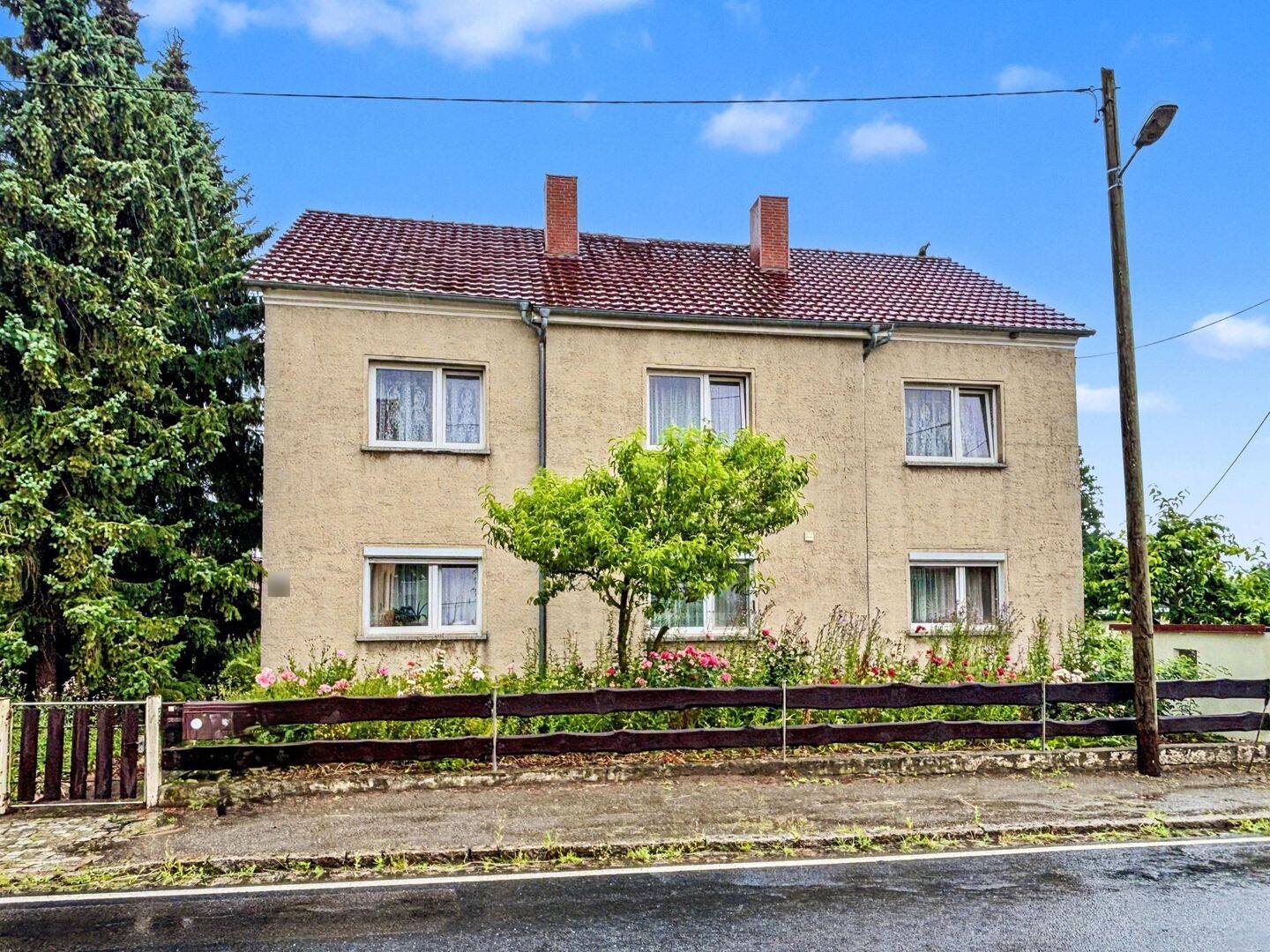 Großes Ein- bis Zweifamilienhaus mit Nebengelass und schönem Grundstück am Ortsrand von Arnsdorf, 1477 Arnsdorf