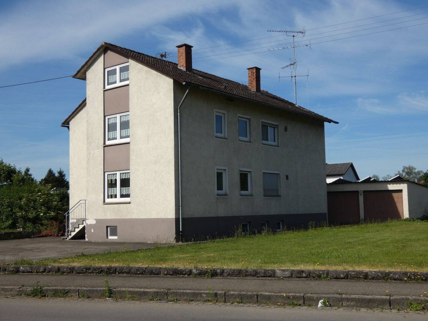Zweifamilienhaus mit Einliegerwohnung und großem Grundstück, 88521 Ertingen