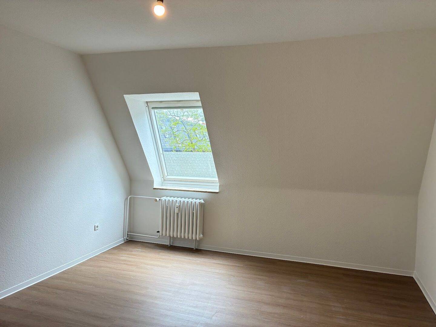 Renovierte Dachgeschosswohnung in Dietrichsdorf, 24149 Kiel (Neumühlen-Dietrichsdorf)
