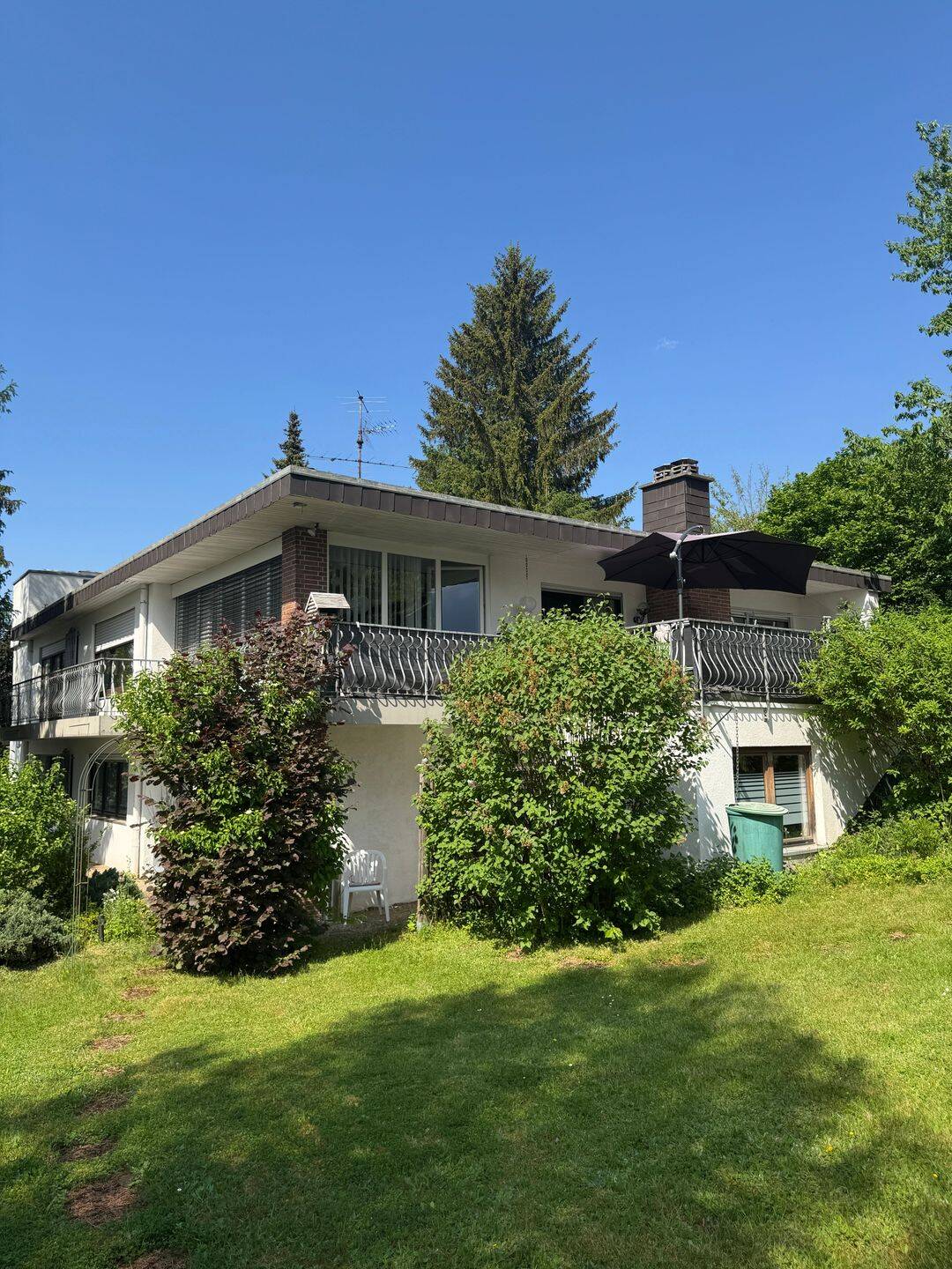 Traumhaftes , villenähnliches Anwesen mit herrlicher Aussicht und Gewerbeteil im sonnigen VS-Marbach, 78052 Villingen-Schwenningen