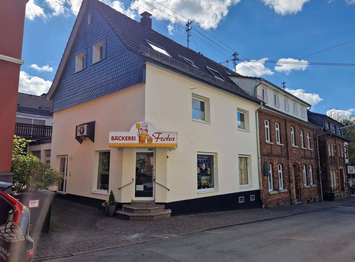 Im Herzen von Much: Wohn-/Geschäftshaus mit Gewerbeeinheit und zwei Wohnungen, 53804 Much