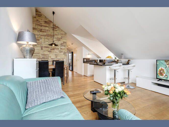 Möbliert: Top möblierte 2-Zimmer-Dachgeschosswohnung, 81929 München (Bogenhausen Trudering-Riem)